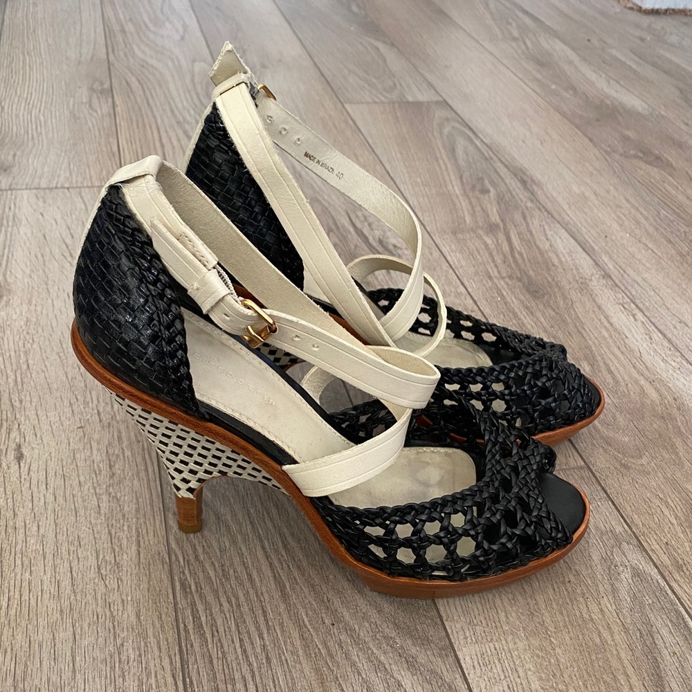 Leifsdottir heels with ankle strap
